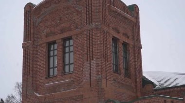 Nizhny Novgorod 'daki tarihi kırmızı tuğla bina. Kışın çatıda kar var. FHD 