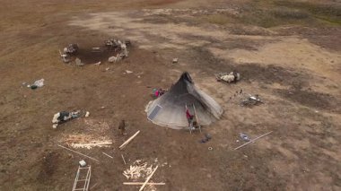 Tundra 'nın kuzeyindeki geçici yerleşim yerinin yukarıdan görünüşü. Kuzeyin yerli halklarının altyapısı. 