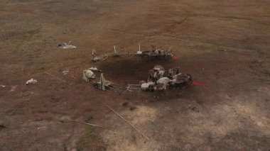 Tundra 'nın kuzeyindeki geçici yerleşim yerinin yukarıdan görünüşü. Kuzeyin yerli halklarının altyapısı. 