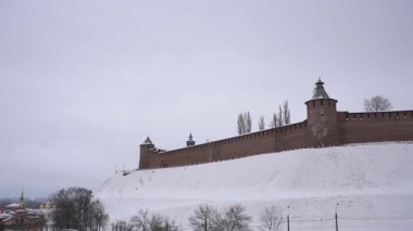 Kremlin 'in Nizhny Novgorod' daki eski kırmızı tuğla duvarı bir kış manzarasının arka planına karşı. FHD 