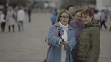 Kadın turistler baharda Moskova Kremlin 'in avlusunda selfie çekiyorlar. 4k