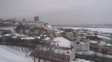 Nizhny Novgorod 'un toprak setine bakan kış manzarası. 4k 