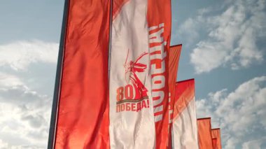 9 Mayıs 'ta Moskova' da gökyüzünün arka planına karşı kazanılan zaferin 80. yıldönümü bayrakları. Ağır çekim. 4k 