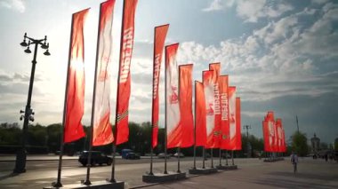 9 Mayıs 'ta Moskova' da gökyüzünün arka planına karşı kazanılan zaferin 80. yıldönümü bayrakları. Ağır çekim. 4k 