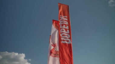 9 Mayıs 'ta Moskova' da gökyüzünün arka planına karşı kazanılan zaferin 80. yıldönümü bayrakları. Ağır çekim. 4k 