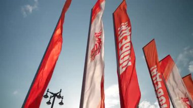 9 Mayıs 'ta Moskova' da gökyüzünün arka planına karşı kazanılan zaferin 80. yıldönümü bayrakları. Ağır çekim. 4k 