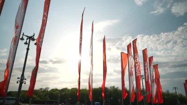 9 Mayıs 'ta Moskova' da gökyüzünün arka planına karşı kazanılan zaferin 80. yıldönümü bayrakları. Ağır çekim. 4k 