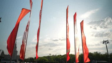 9 Mayıs 'ta Moskova' da gökyüzünün arka planına karşı kazanılan zaferin 80. yıldönümü bayrakları. Ağır çekim. 4k 