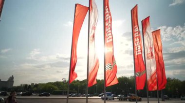 9 Mayıs 'ta Moskova' da gökyüzünün arka planına karşı kazanılan zaferin 80. yıldönümü bayrakları. Ağır çekim. 4k 