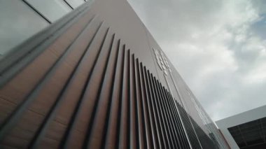 Ekmek ürünleri üretimi için modern bir binanın ön cephesi. Dolly kamera. 4k 