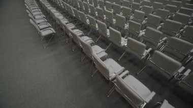  Konferans salonunda boş sandalyeler. Terk edilmiş konferans odası. 4k 