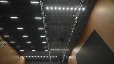  Konferans salonunda boş sandalyeler. Terk edilmiş konferans odası. 4k 