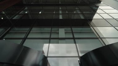 Ofis binasının ana girişi cam bir cepheden. Binaya bir gölgelik ile giriş. 4k 