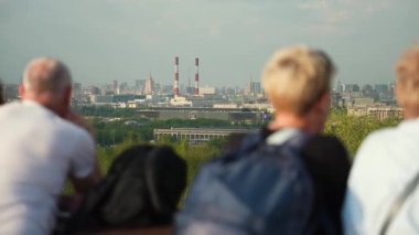 Turistler Moskova 'yı geziyor. Gözlem. 4k 