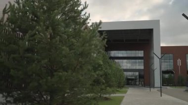 Ofis binasının ana girişi cam bir cepheden. Binaya bir gölgelik ile giriş. 4k 