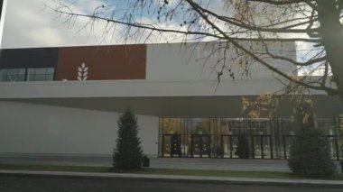 Ofis binasının ana girişi cam bir cepheden. Binaya bir gölgelik ile giriş. 4k 