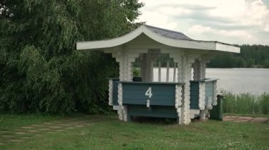 Nehir kıyısındaki güzel bir yerde rahat ve romantik bir ahşap çardak. 4k 