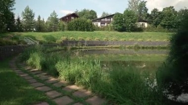 Özel bir kulübenin arazisindeki küçük bir gölcük. 4k