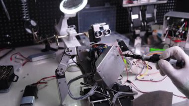 Çalışma masasında araştırma robotu