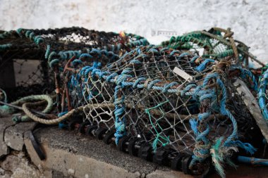 Limandaki eski paslı tekne.