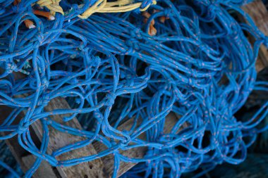 Denizde mavi plastik balıkçı ağları