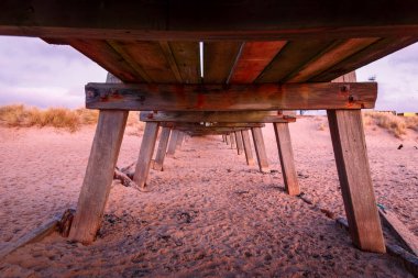 Sahildeki ahşap bank.