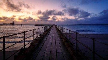 Sahilde gün batımı