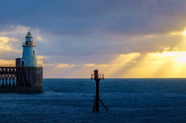 Denizdeki deniz feneri