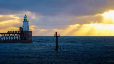Gün batımında deniz feneri.