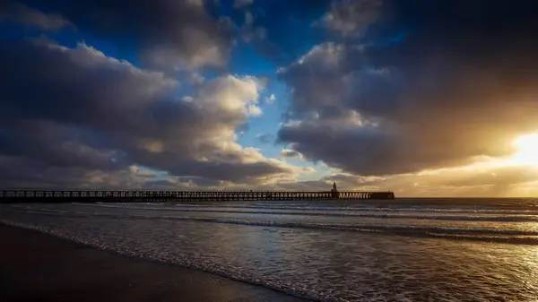 İsrail 'in kuzeyinde, denizin üzerinde gün batımı