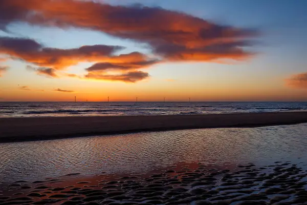 Denizin üzerinde güzel bir gün batımı