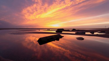 Denizin üzerinde dramatik gün batımı