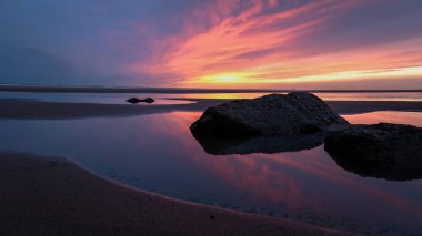Sahilde güzel bir gün batımı