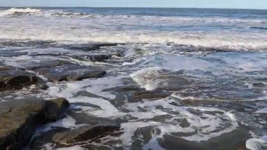 Sahilde deniz dalgaları.