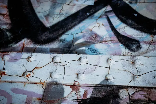 Anarşi Köprüsü Coventry Nisan 2025, grafiti alanı ve yaya yolu 