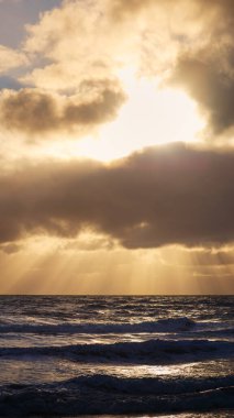 Blyth Beach, Northumberland 'da dramatik bir gün doğumu.