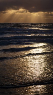 Blyth Beach, Northumberland 'da dramatik bir gün doğumu.