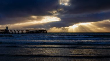 Blyth Beach, Northumberland 'da dramatik bir gün doğumu.