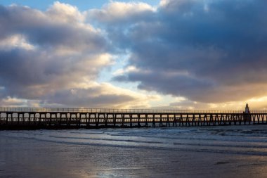 Blyth Beach, Northumberland 'da dramatik bir gün doğumu.