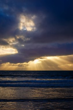 Blyth Beach, Northumberland 'da dramatik bir gün doğumu.