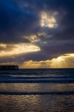 Blyth Beach, Northumberland 'da dramatik bir gün doğumu.