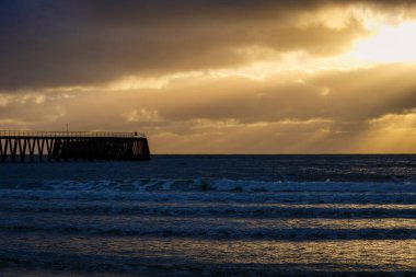 Blyth Beach, Northumberland 'da dramatik bir gün doğumu.