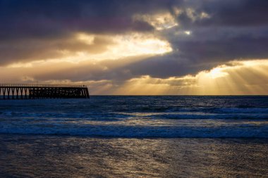 Blyth Beach, Northumberland 'da dramatik bir gün doğumu.