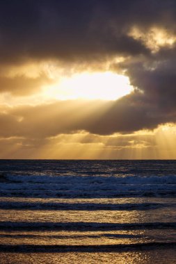 Blyth Beach, Northumberland 'da dramatik bir gün doğumu.