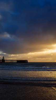 Blyth Beach, Northumberland 'da dramatik bir gün doğumu.