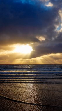 Blyth Beach, Northumberland 'da dramatik bir gün doğumu.