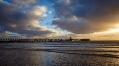 Blyth Beach, Northumberland 'da dramatik bir gün doğumu.