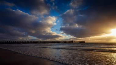 Blyth Beach, Northumberland 'da dramatik bir gün doğumu.