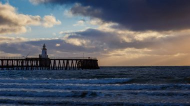 Blyth Beach, Northumberland 'da dramatik bir gün doğumu.