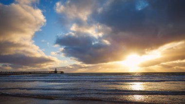 Blyth Beach, Northumberland 'da dramatik bir gün doğumu.